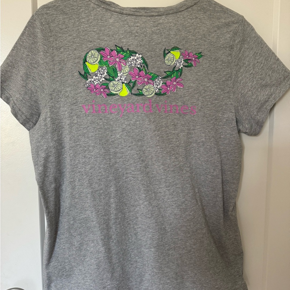 Vineyard Vines Woman Gray Tee with Floral Whale